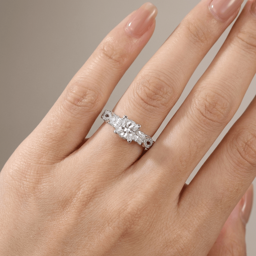 SREBRNI PRSTEN S TRI CUBIC ZIRCONIA KAMENA I UPLITENIM DIZAJNOM
