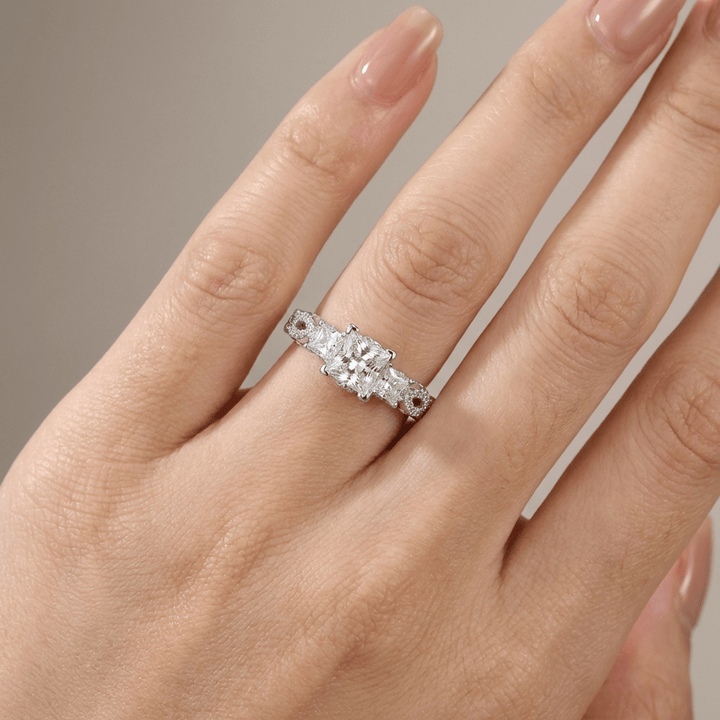 SREBRNI PRSTEN S TRI CUBIC ZIRCONIA KAMENA I UPLITENIM DIZAJNOM