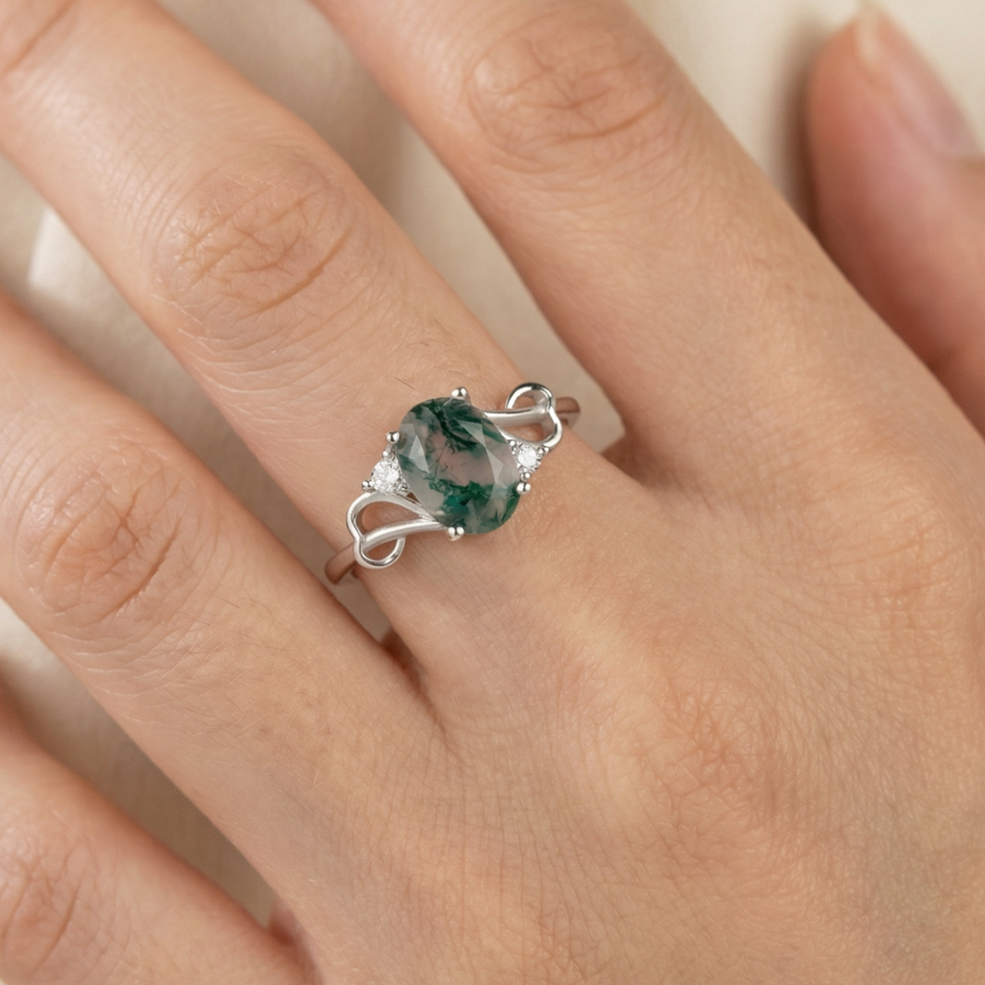 Moss agate ring, round cut