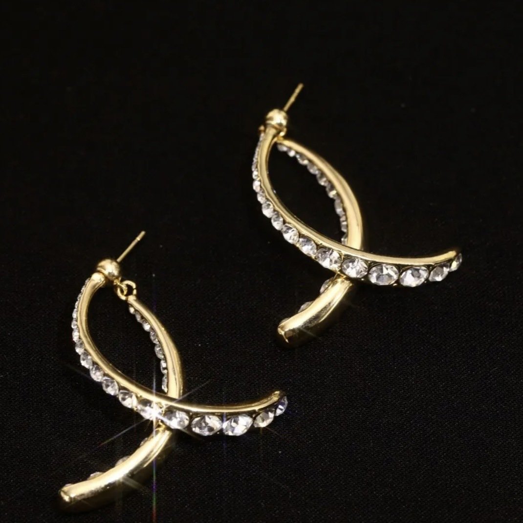 Złocone kolczyki w kształcie ogona ryby – elegancka biżuteria wisząca