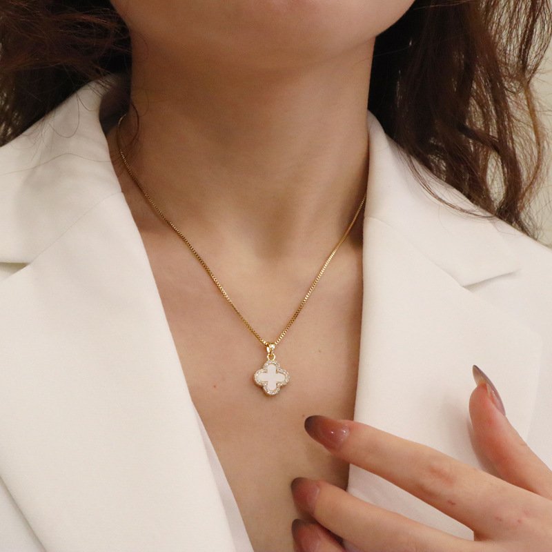 Pozłacany naszyjnik z inkrustowaną czterolistną koniczyną – elegancki talizman szczęścia