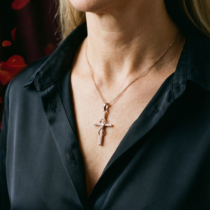 Naszyjnik z wisiorkiem w kształcie krzyża z diamentową ligą