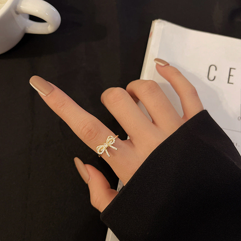 Henrietta Złoty Pierścień z Wstążką - Elegancka Biżuteria Gotowa na Prezent