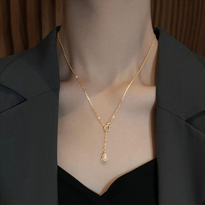 Ogrlica s resicama Hana u zlatnoj boji - Elegantan nakit s resicama zlatne boje