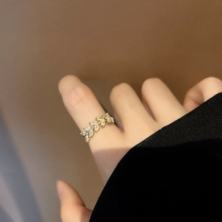 Prsten Matilda od maslinastozlatnog metala – bezvremenski, elegantni detalj