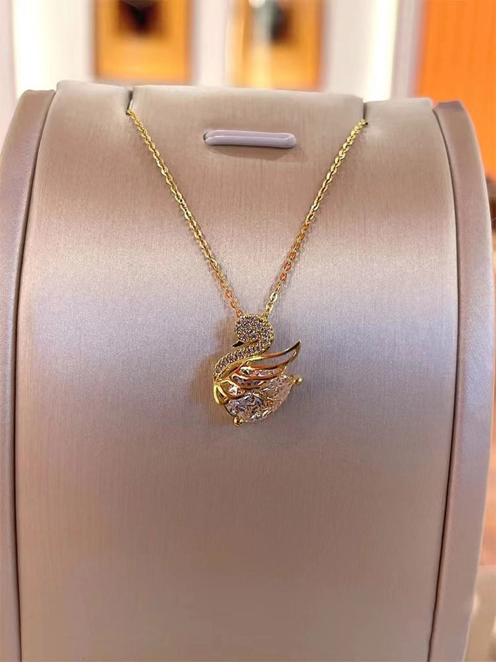 Ogrlica s privjeskom u obliku kristalnog labuda - elegantan sjaj
