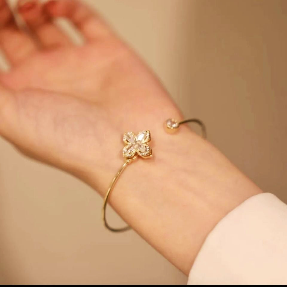 Gleam Rotating Petal Bangle – Elegancka biżuteria kwiatowa z obracającymi się płatkami