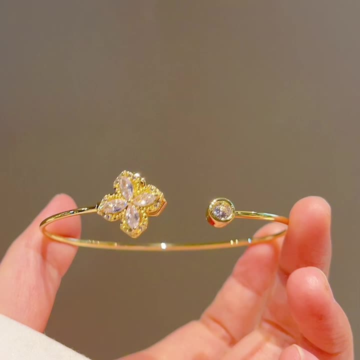 Gleam Rotating Petal Bangle – Elegancka biżuteria kwiatowa z obracającymi się płatkami