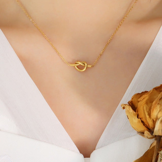 Elegantna ogrlica Eclair sa zlatnim čvorom
