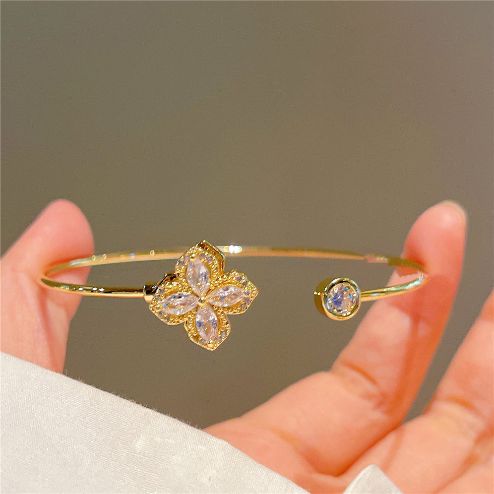 Gleam Rotating Petal Bangle – Elegancka biżuteria kwiatowa z obracającymi się płatkami