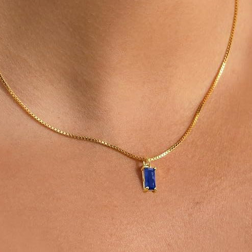 Elegantna minimalistička zlatna ogrlica sa safirom