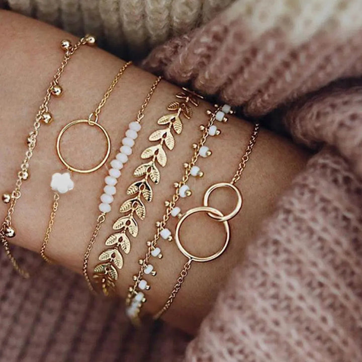 Komplet złotych bransoletek boho