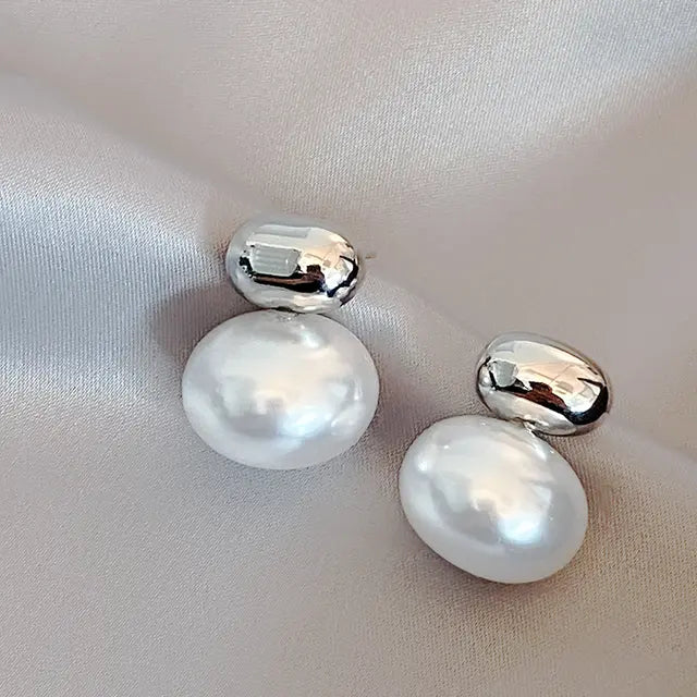 Eleganckie złote owalne kolczyki z perłami