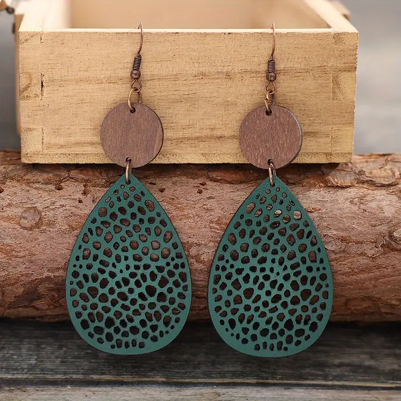 Zielone kolczyki wiszące w stylu vintage z wydrążonym wzorem – elegancka biżuteria retro
